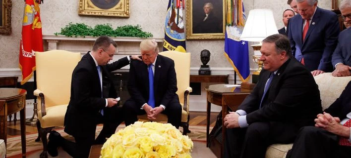 Προσευχήθηκε γονατιστός για τον Τραμπ ο πάστορας Μπράνσον (Εικόνες-Βίντεο)